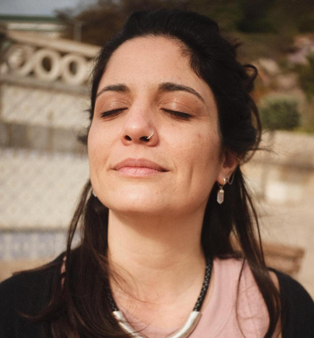 Cada síntoma es una invitación a descubrir un tesoro Flor con ojos cerrados y expresión serena, simbolizando la invitación a despertar y el llamado interior de cada síntoma – Espacio Medrar